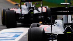 Los McLaren Honda de Fernando Alonso y Jenson Button saliendo de boxes.