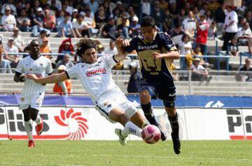 Dulio Davino debutó en Tecos, después pasó al América, donde pasó la mayor parte de su carrera. Finalmente se retiró del fútbol profesional en el 2012 jugando para Tecos, después de militar en Dallas FC, Puebla, Monterrey.