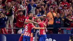3-2. Ángel Correa celebra con sus compañeros el tercer gol que marca en el minuto 65 de partido.