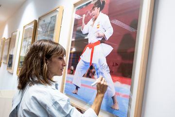 Sandra Sánchez firma su foto en la 'Galería de Campeones'.