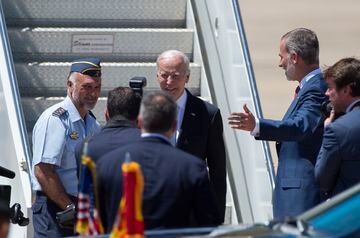 El presidente estadounidense ha sido recibido por el rey Felipe VI al bajar del avión.