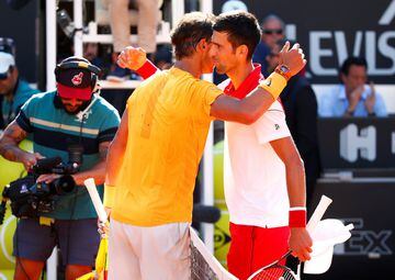 Saludo final entre Nadal y Djokovic tras la victoria del mallorquín. 