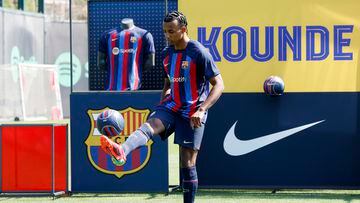 Primeros toques de balón con la camiseta del Barcelona de Jules Koundé durante su presentación.