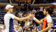 El tenista italiano Jannik Sinner y el español Carlos Alcaraz se saludan tras su partido de cuartos de final del US Open.