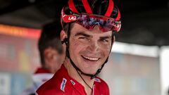 El estadounidense del equipo Jumbo-Visma Sepp Kuss descansa tras la decimoséptima etapa de la Vuelta a España entre Ribadesella y el Alto de Angliru.