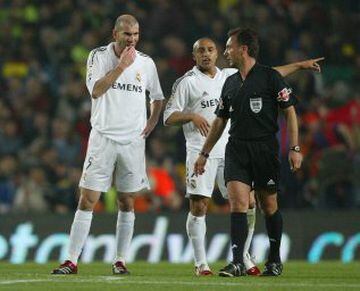 Roberto Carlos y Zidane siguen protestando la decisión del colegiado del penalti. Minutos después, el lateral brasileño sería expulsado...