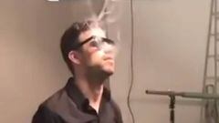 Gerard Piqu&eacute; fumando en un spot publicitario de una conocida marca de gafas de sol