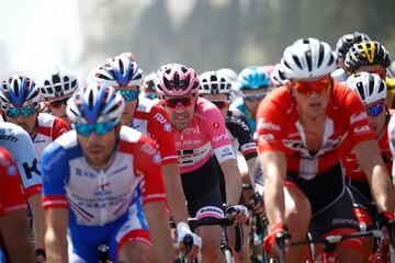 Tom Dumoulin con el maillor rosa del líder de la general del Giro de Italia 2018. 