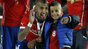 Arturo Vidal junto a Alonso, su hijo mayor, en plena celebraci&oacute;n del t&iacute;tulo de Copa Am&eacute;rica. 