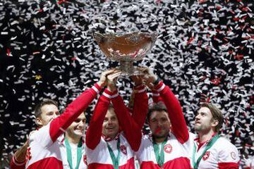 Suiza celebra su primer título de Copa Davis.