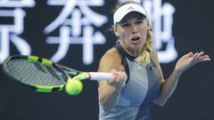 Caroline Wozniacki devuelve una bola ante Petra Kvitova durante la disputa del Open de China.
