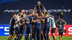 La plantilla del PSG celebra un triunfo en la Champions League.