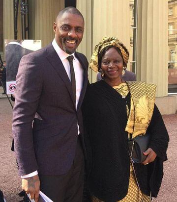 Idris Elba junto a su madre Eve en 2016.