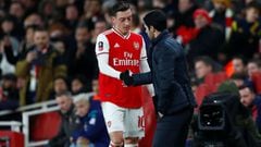 Soccer Football - FA Cup - Third Round - Arsenal v Leeds United - Emirates Stadium, London, Britain - January 6, 2020   Arsenal&#039;s Mesut Ozil with manager Mikel Arteta as he is substituted   REUTERS/Eddie Keogh