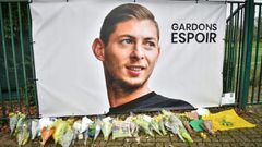 (FILES) In this file photo taken on January 24, 2019 flowers are laid under a portrait of Argentinian forward Emiliano Sala at the FC Nantes training centre La Joneliere in La Chapelle-sur-Erdre, western France. - Sala felt under &quot;a lot of pressure&q