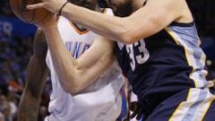 Marc Gasol (Grizzlies) pelea con Kendrick Perkins (Thunder) en el partido disputado en Oklahoma City.