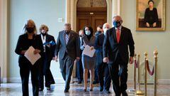 El l&iacute;der de la mayor&iacute;a del Senado Charles E. Schumer (C) (D-NY) camina con los legisladores dem&oacute;cratas en Capitol Hill el 9 de febrero de 2021, en Washington, DC.