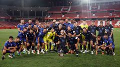 Los jugadores del Málaga posan con el trofeo conquistado.