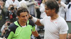 Rafael Nadal saluda a David Ferrer tras la final de Roland Garros de 2013.