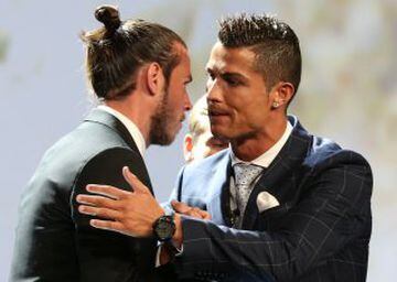 Real Madrid's Cristiano Ronaldo of Portugal (R) speaks with Gareth Bale after he received The Best Player UEFA 2015/16 Award during the draw ceremony for the 2016/2017 Champions League Cup soccer competition at Monaco's Grimaldi in Monaco, August 25, 2016