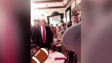 Trump mofándose del himno durante el Super Bowl