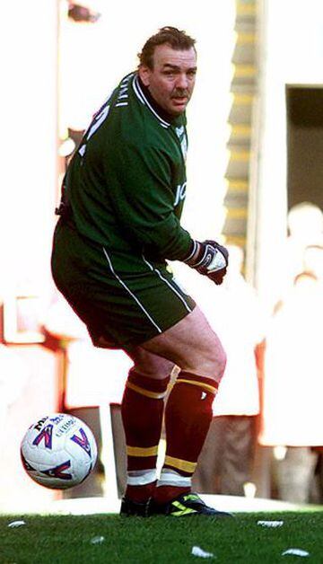 Portero galés retirado, es el segundo jugador con más partidos jugados con su selección. Jugó 17 temporadas en el Everton.
