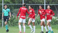 Jugadoras de Chivas Femenil festejan un gol contra Mazatl&aacute;n