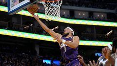 SAN FRANCISCO, CALIFORNIA - OCTOBER 24: Devin Booker #1 of the Phoenix Suns goes in for a layup against the Golden State Warriors during the second quarter at Chase Center on October 24, 2023 in San Francisco, California. NOTE TO USER: User expressly acknowledges and agrees that, by downloading and or using this photograph, User is consenting to the terms and conditions of the Getty Images License Agreement.   Thearon W. Henderson/Getty Images/AFP (Photo by Thearon W. Henderson / GETTY IMAGES NORTH AMERICA / Getty Images via AFP)