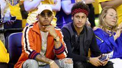 Lewis Hamilton y Neymar asistiendo juntos a un partido de la final de la pasada campa&ntilde;an de la NBA.