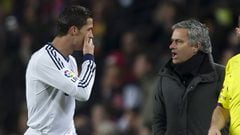 Cristiano y Mourinho hablan en un partido ante el Barcelona en 2013