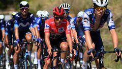 Remco Evenepoel rueda escoltado por su equipo durante la quinta etapa de la Vuelta a España. GETTY