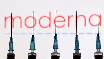 FILE PHOTO: Syringes with needles are seen in front of a displayed Moderna logo in this illustration taken November 27, 2021. REUTERS/Dado Ruvic/Illustration//File Photo