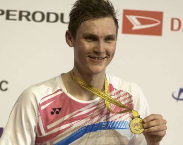 Viktor Axelsen, shows off his gold medal after winning the Perodua Malaysia Masters.