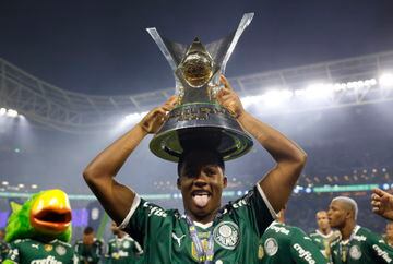 Endrick levanta el trofeo que acredita al Palmeiras como campeón del Brasileirao. 