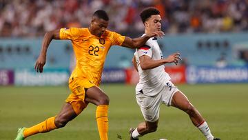 Denzel Dumfries pelea por la pelota con Antonee Robinson en partido de octavos de final en Qatar 2022, con victoria de 3-1 de Países Bajos sobre Estados Unidos