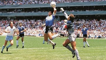 Diego Armando Maradona, marcando &#039;El gol de la mano de Dios&#039; en el Argentina-Inglaterra de M&eacute;xico 1986.