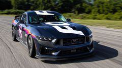 Ford Mustang Dark Horse R: el muscle car convertido en auto de carreras