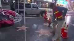 Un hombre destroza la estrella de Donald Trump en el Paseo de la Fama. Imágen: redes sociales