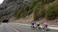 ANDORRA LA VELLA, 29/08/2023.- Tres escapados durante la cuarta etapa de La Vuelta disputada entre Andorra la Vella y Tarragona, de 185km km de recorrido. Evenepoel logró la victoria en la etapa de ayer, convirtiéndose en nuevo líder de la general, tras la cual sufrió una aparatosa caída. EFE/ Manuel Bruque
