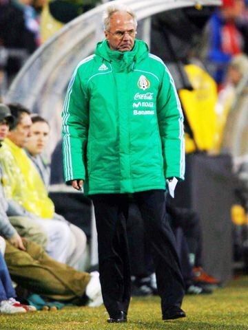 En una decisión controvertida y extraña de la FMF, el técnico elegido para sustituir a Hugo Sánchez fue Sven Göran Eriksson, un entrenador de calidad comprobada en el fútbol europeo (multi-campeón con el Benfica, la Lazio y exDT de Inglaterra), pero ajeno