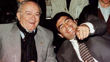 Di St&eacute;fano y Maradona bromean durante una reuni&oacute;n del sinidcato internacional de futbolistas en Barcleona en febrero de 1997. 