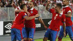 El jugador de Chile Alexis Sanchez, celebra su segundo gol contra Peru 