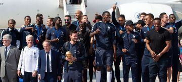 BOR129. Roissy En France (France), 16/07/2018.- French soccer team players celebrate after they arrived by plane at Roissy Charles de Gaulle international airport near Paris, France, 16 July 2018. France won 4-2 the FIFA World Cup 2018 final against Croat