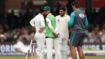 Cricket - England vs Pakistan - First Test - Lord&#039;s Cricket Ground, London, Britain - May 25, 2018   Pakistan&#039;s Shadab Khan receives medical attention after being hit by a ball by England&#039;s Ben Stokes   Action Images via Reuters/John Sibley