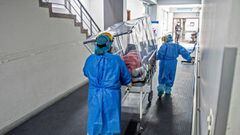 Nurses transfer a COVID-19 patient to the Intensive Care Unit of the Alberto Sabogal Sologuren Hospital, in Lima, on July 02, 2020, amid the new coronavirus pandemic. (Photo by Ernesto BENAVIDES / AFP)