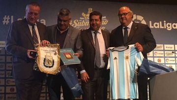 La AFA entrega al Villarreal una camiseta de la selecci&oacute;n argentina.