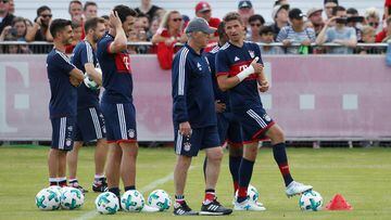 Ancelotti y Thomas M&uuml;ller hablan durante un entrenamiento del Bayern en pretemporada.