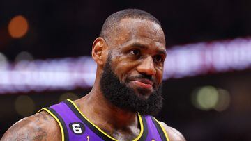 CHICAGO, ILLINOIS - MARCH 29: LeBron James #6 of the Los Angeles Lakers looks on against the Chicago Bulls during the second half at United Center on March 29, 2023 in Chicago, Illinois. NOTE TO USER: User expressly acknowledges and agrees that, by downloading and or using this photograph, User is consenting to the terms and conditions of the Getty Images License Agreement.   Michael Reaves/Getty Images/AFP (Photo by Michael Reaves / GETTY IMAGES NORTH AMERICA / Getty Images via AFP)