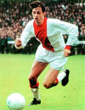 El partido de su debut se celebró el 15 de noviembre de 1964, enfrentándose al GVAV Groningen. Se producía así el inicio de la carrera del considerado mejor jugador europeo de la historia.