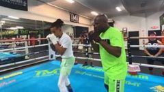 El cantante de reguet&oacute;n Ozuna subi&oacute; a su cuenta de Instagram un video en donde presume c&oacute;mo el excampe&oacute;n Floyd Mayweather le dio una clase de boxeo.